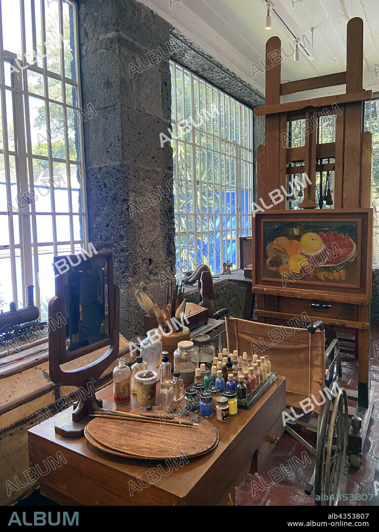 KAHLO, FRIDA. PINTORA MEXICANA. 1907-1954. DETALLE ESTUDIO DE PINTURA CON SU SILLA DE RUEDAS. CASA AZUL, MUSEO FRIDA KAHLO EN CIUDAD DE MEXICO.
