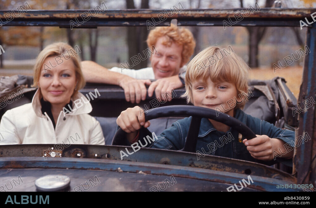 1969-09.. ADVENTSKALENDERN HERKULES JONSSONS STORVERK Av och i regi av Tage Danielsson Sänt första gången 1969-11-30 Trio persons: JAMES DICKSON;TAGE DANIELSSON;GUN HOLMQVIST sites: SVERIGE.