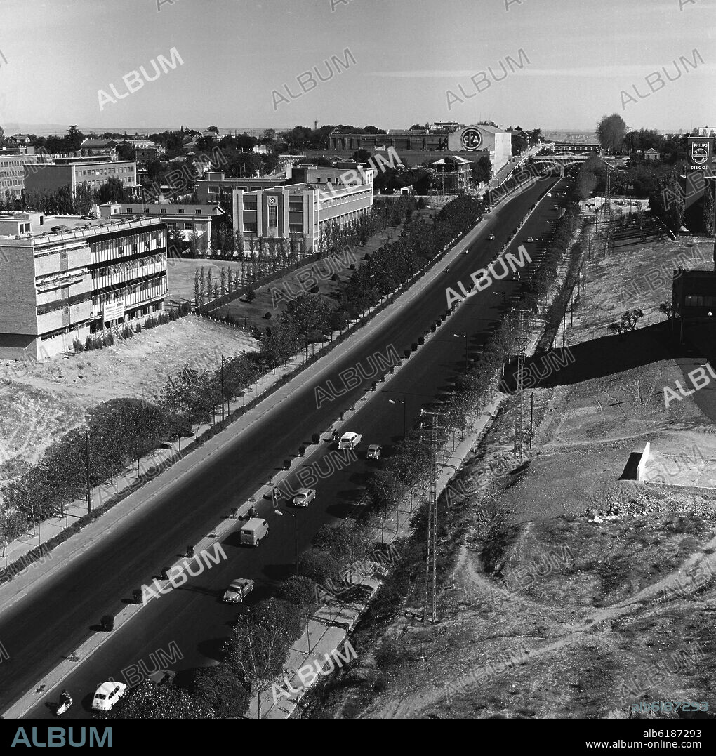 AUTOPISTA A BARAJAS - ESTUDIOS CEA CIUDAD LINEAL - FOTOGRAFIA EN BLANCO Y NEGRO - AÑOS 60.