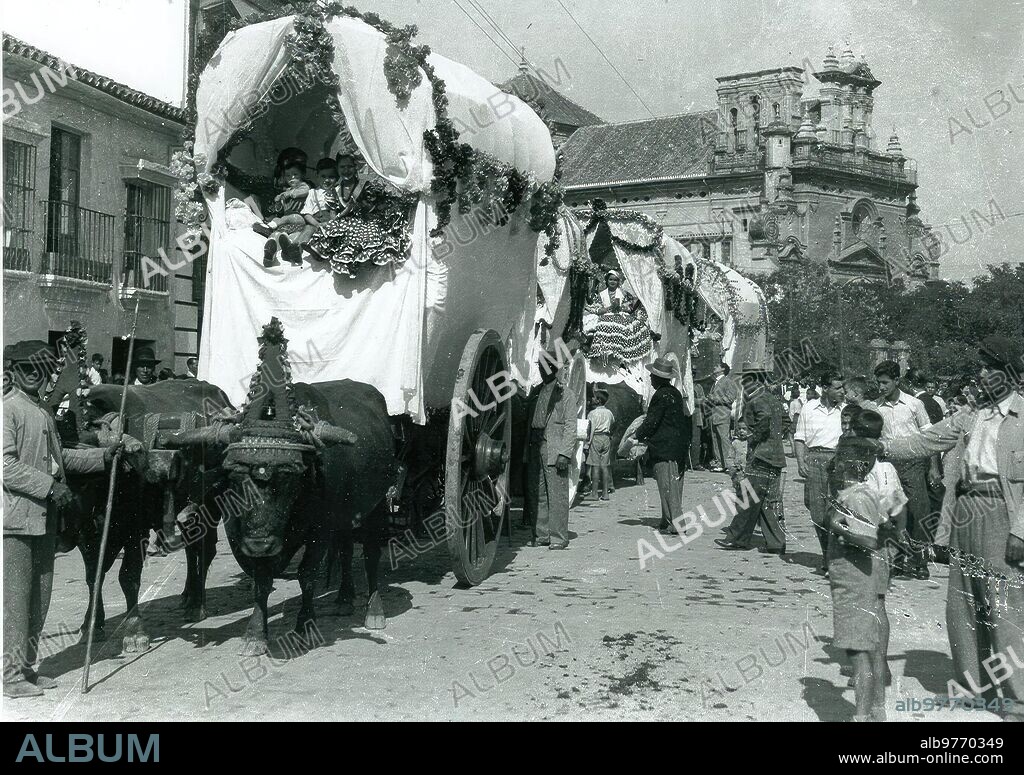 1940. Pagés del corro   Pagés del Corro. - Años 40. Salida de la hermandad del rocío de Triana de la iglesia de san Jacinto, su sede canónica hasta Principios de los Años 80, cuando se Trasladó A su capilla en la calle Evangelista. Carretas Estacionadas en la calle Pagés del Corro.