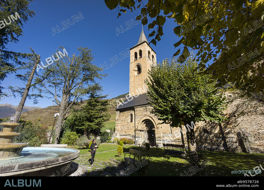 campanario de construcción gótica, alrededore del siglo XIV, iglesia romanica de Sant Felix de Vilac, siglo XII, , Vilac , municipio de Vielha e Mijaran , Valle de Aran, cordillera de los Pirineos, Spain, europe.
