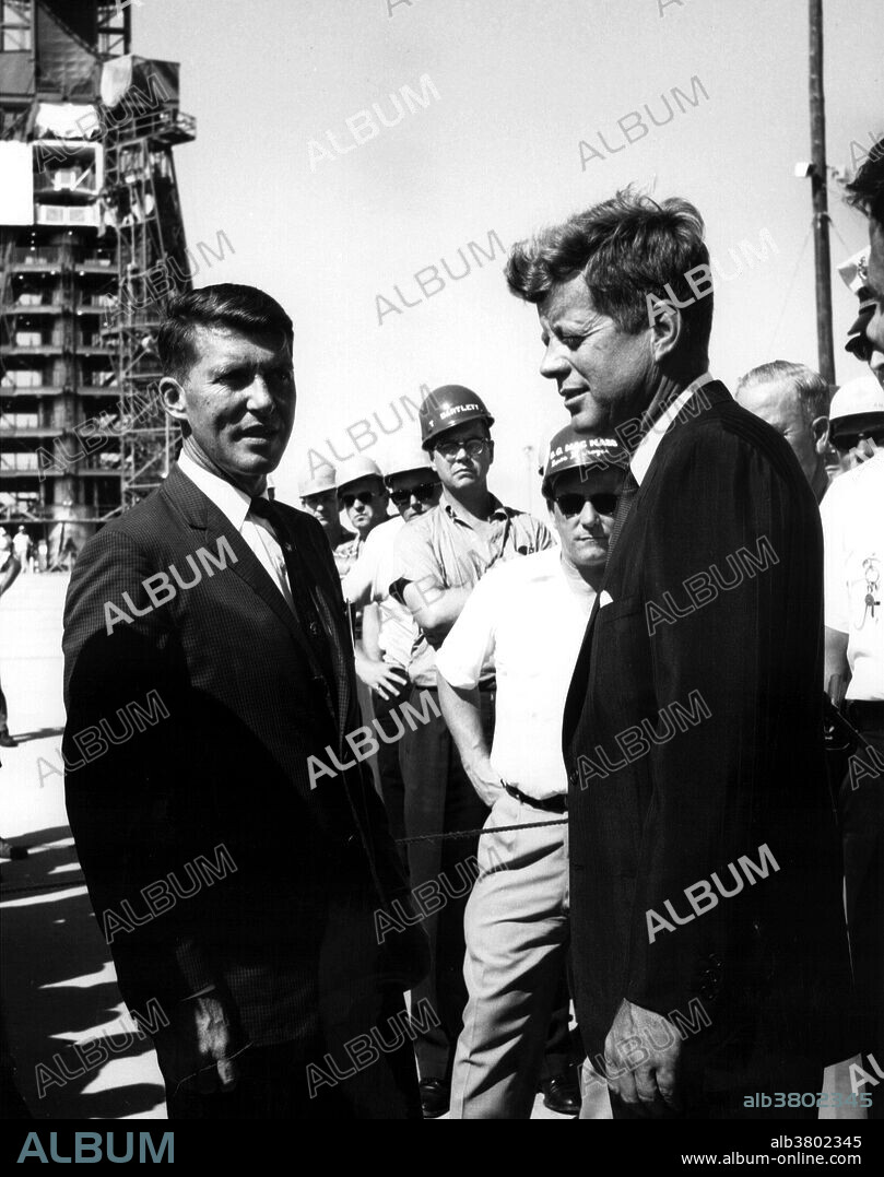 President John F. Kennedy is briefed by Astronaut Walter Schirra at Complex 14. The full MA-8 configuration that Schirra is scheduled to fly, a six-orbit mission, was displayed to the President, Vice President and Space Committee. 01.01.1962.