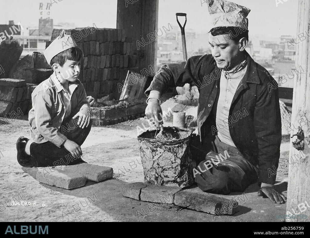 CANTINFLAS and PAQUITO FERNANDEZ in EL BOLERO DE RAQUEL, 1957, directed by MIGUEL M. DELGADO. Copyright POSA FILMS, S.A.