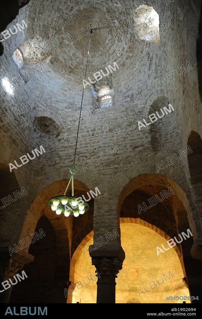 ARTE PRERROMANICO. S. V-XII IGLESIA DE SAN MIGUEL DE TERRASSA. Vista del interior del cimborrio, cubierto con una cúpula sostenida por cuatro columnas hechas con fragmentos visigodos. Conjunto de las Iglesias prerrománicas de Terrassa. Comarca del Vallès Occidental. Provincia de Barcelona. Cataluña.