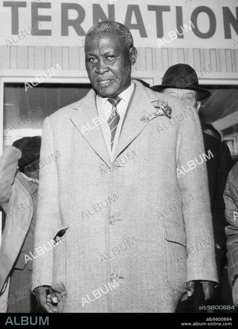 Albert Luthuli A su Llegada A Oslo acompañado de su esposa para recibir el premio Nobel de la Paz 1961, que Fue Entregado por el Rey Olav V. de Noruega.