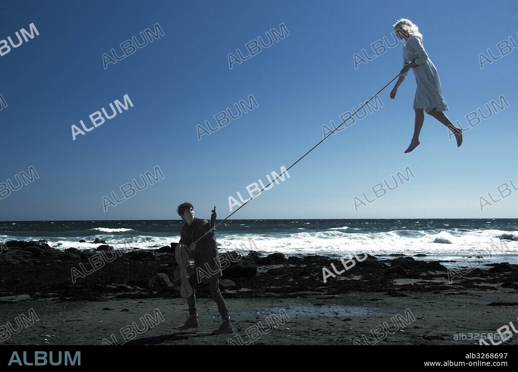 ASA BUTTERFIELD y ELLA PUMELL en EL HOGAR DE MISS PEREGRINE PARA NIÑOS PECULIARES, 2016 (MISS PEREGRINE'S HOME FOR PECULIAR CHILDREN), dirigida por TIM BURTON. Copyright CHERNIN ENTERTAINEMENT/ ST. PETERSBURG CLEARWATER FILM COMMI.