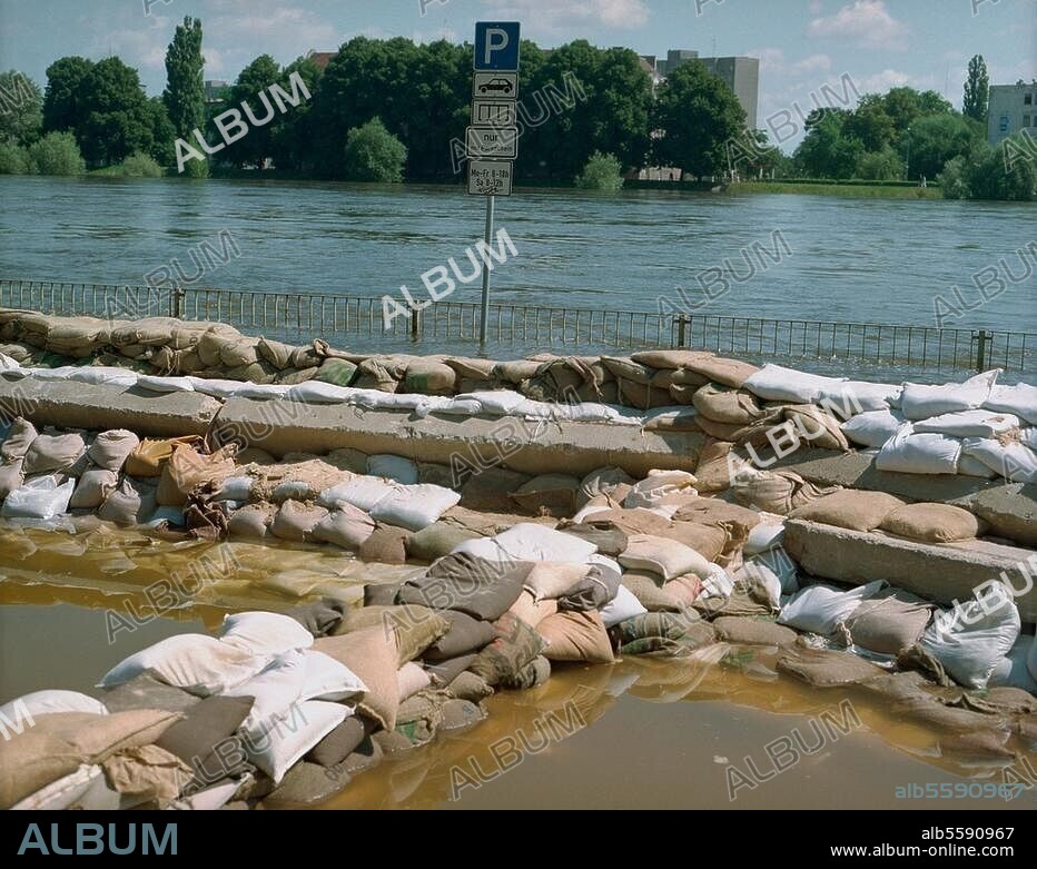 Naturkatastrophen / Hochwasser:. Hochwasser der Oder und Überschwemmungen im Oderbruch in Brandenburg und in Polen, September 1997. Überfluteter Parkplatz und Uferbefestigungen aus Sandsäcken in Frankfurt an der Oder am Tag des höchsten Wasserstands. Foto, 20. Sept. 1997.