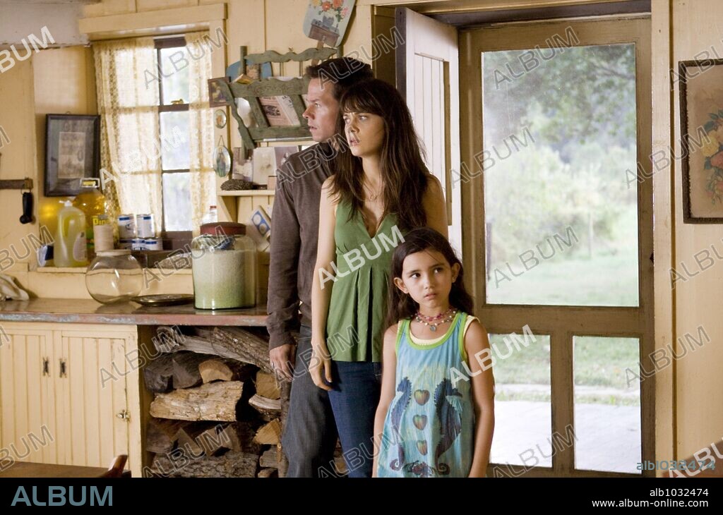 ASHLYN SANCHEZ, MARK WAHLBERG und ZOOEY DESCHANEL in THE HAPPENING, 2008, unter der Regie von M. NIGHT SHYAMALAN. Copyright BARRY MENDEL PROD./BLINDING EDGE PICTURES/SPYGLASS ENTERT. / ROSENTHAL, ZADE.