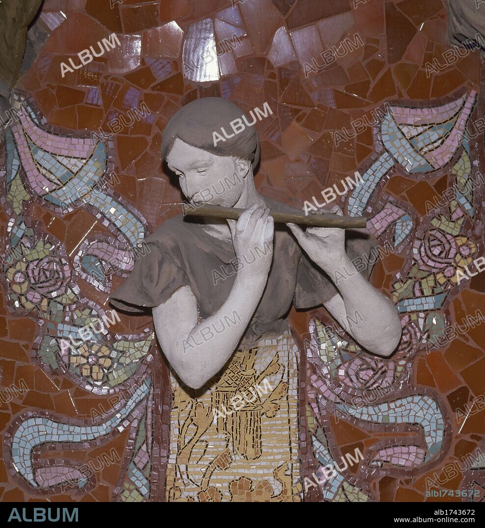 ARTE S. XIX. MODERNISMO. ESPAÑA. ARNAU I MASCORT, Eusebi (1863-1933). PALAU DE LA MUSICA CATALANA. Detalle de uno de los bustos existentes en el hemiciclo de la sala de conciertos, con la representación de una MUSA tocando la FLAUTA TRAVESERA. Los mosaicos son obra de Mario MARAGLIANO. Barcelona. Cataluña.