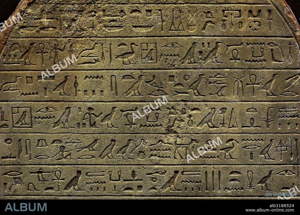 ARTE EGIPCIO. Estela funeraria de un funcionario tesorero. Piedra caliza con restos de policromía. Procedente de la Necrópolis de Abydos. Siglo XIX a. C. Imperio Medio. Detalle inscripción jerogífica. The State Hermitage Museum. San Petersburgo. Rusia.