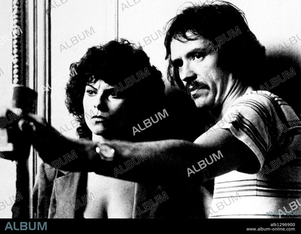 ADRIENNE BARBEAU y JOHN CARPENTER en 1997: RESCATE EN NUEVA YORK, 1981 (ESCAPE FROM NEW YORK), dirigida por JOHN CARPENTER. Copyright AVCO EMBASSY.