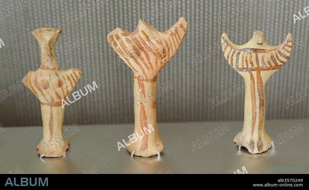 Cerámica Micénica. Figuras femeninas. Pieza de la izquierda, 1300-1050 a. C. Pieza central y pieza de la derecha,1300-1190 a. C. Museo de la Acrópolis (Acropolis Museum). Atenas. Grecia.