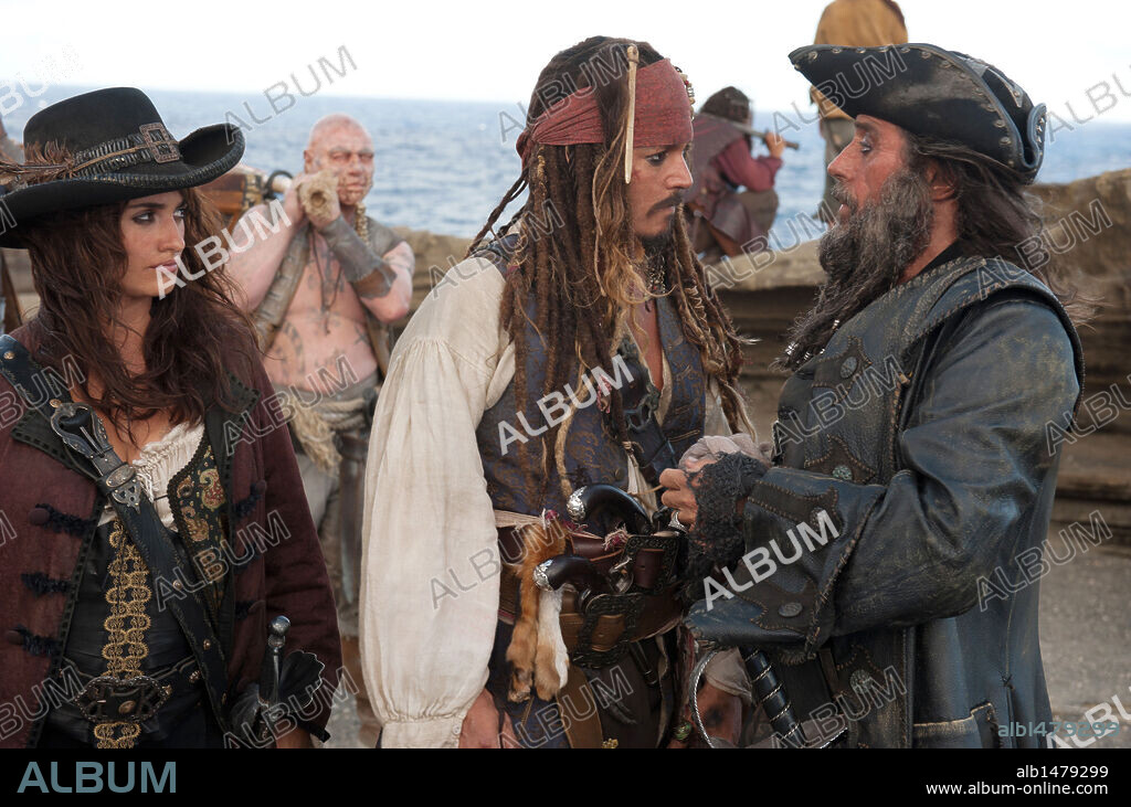 IAN McSHANE, JOHNNY DEPP and PENELOPE CRUZ in PIRATES OF THE CARIBBEAN: ON STRANGER TIDES, 2011, directed by ROB MARSHALL. Copyright WALT DISNEY PICTURES / MOUNTAIN, PETER.