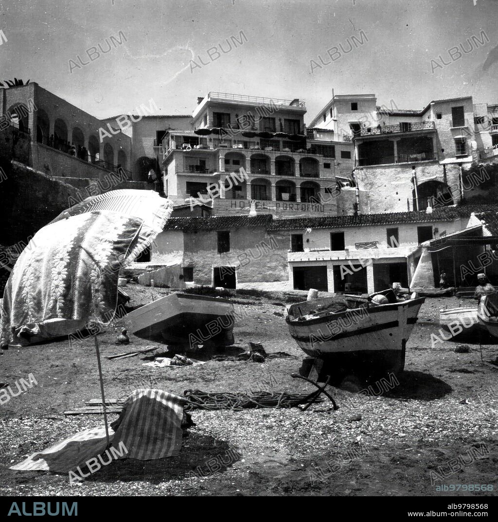 1967. Vista parcial de una de las Playas de Nerja (Málaga), al fondo el hotel Portofino.
