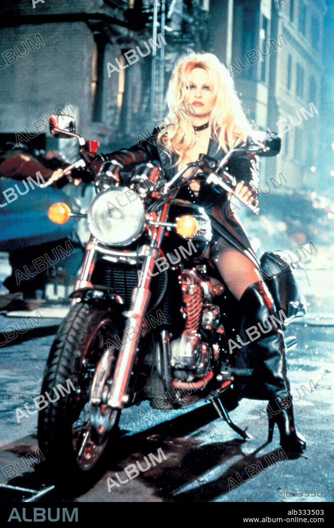 PAMELA ANDERSON en BARB WIRE, 1996, dirigida por DAVID HOGAN. Copyright GRAMERCY PICTURES.