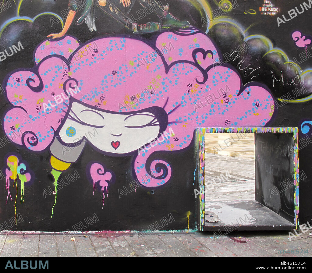 Ilustración de estilo cómic de cara de mujer japonesa con gran cabellera de color rosa, graffiti mural, Plaza Tres Chimeneas, Poble Sec, distrito Sants Montjuit, Barcelona en 2013.