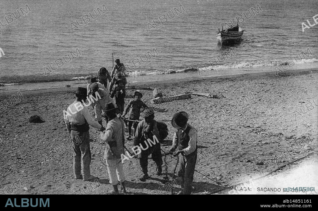 Tarjeta postal. Málaga. Pescadores sacando el copo, modalidad de pesca tradicional malagueña. Año 1910.