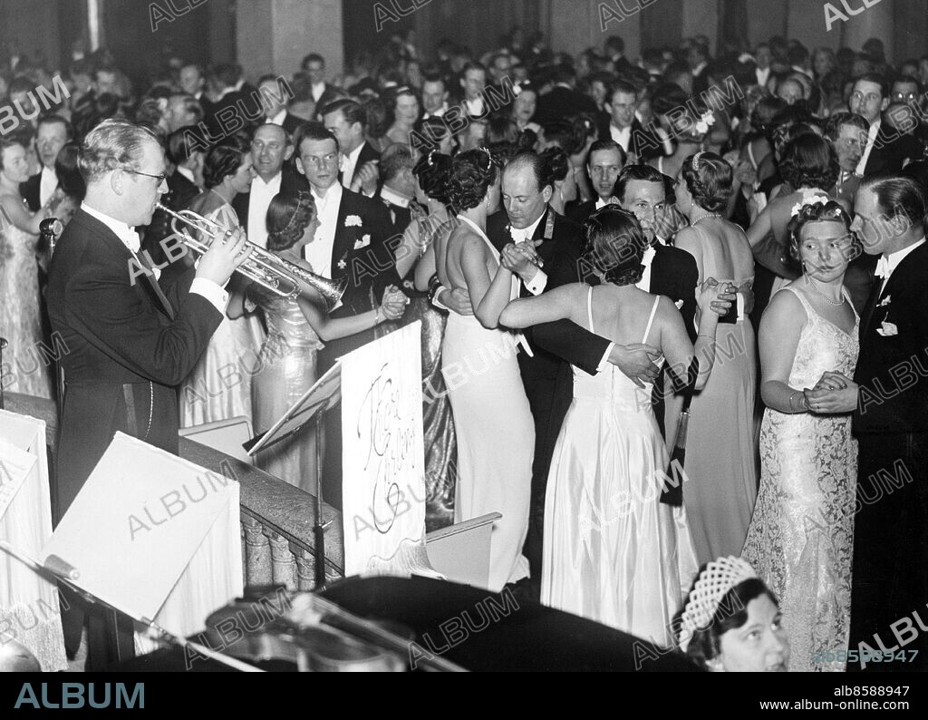 1930-tal... Thore Ehrling (tv), orkesterledare, trumpetare, arrangör och musikförläggare, spelar på Amarantbal.. Foto: AB Text & Bilder / SVT / Kod: 5600. Mapp: Dans: Allmänt från Sverige 1339 A4. Baler Trumpeter.
