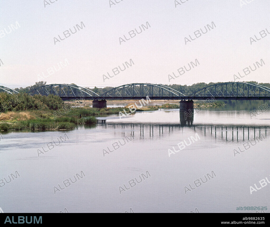 AUTOR LIBRE 01307. PUENTE DE HIERRO CONOCIDO COMO EL PUENTE REINA SOFIA - SIGLO XX - FOTO AÑOS 70.