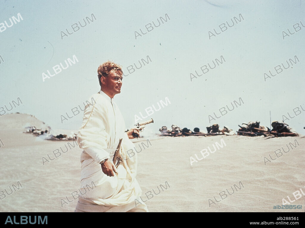 PETER O'TOOLE in LAWRENCE OF ARABIA, 1962, directed by DAVID LEAN. Copyright COLUMBIA PICTURES.