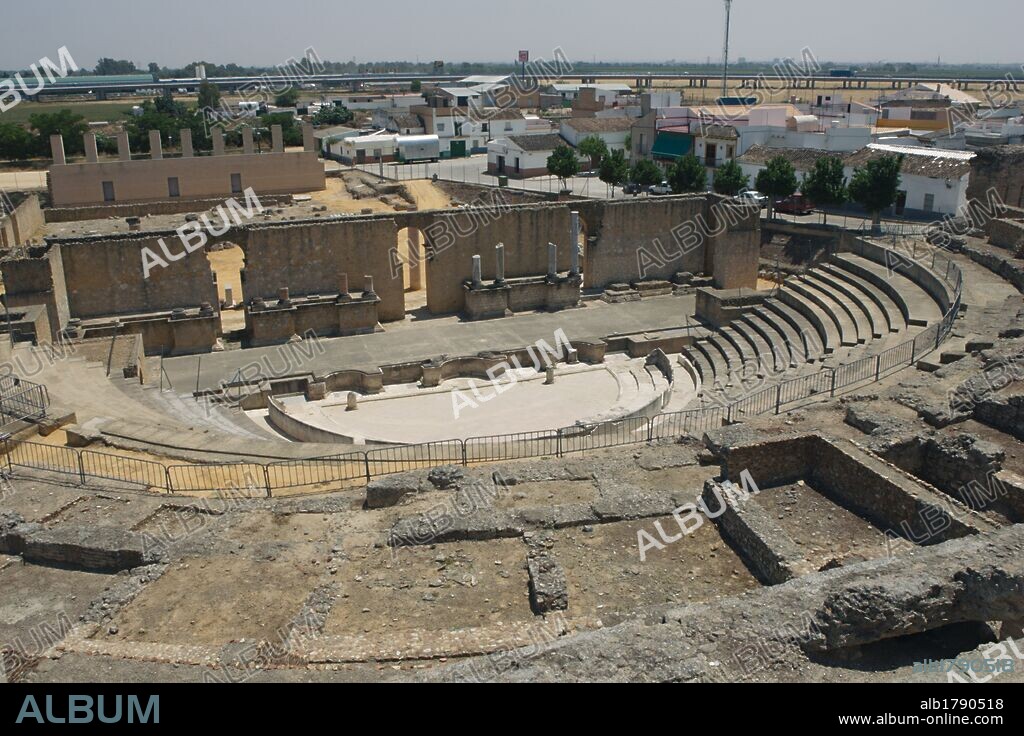 ARTE ROMANO. ESPAÑA. ITALICA. Fundada en el año 206 a. C. por Publio Cornelio Escipión "el Africano", para los soldados que participaron en la Segunda Guerra Púnica, derrotando a los cartagineses. Es la ciudad romana más antigua de la Península. Vista del TEATRO, construído entre los siglos I a. C. y I d. C. SANTIPONCE. Provincia de Sevilla. Andalucía.