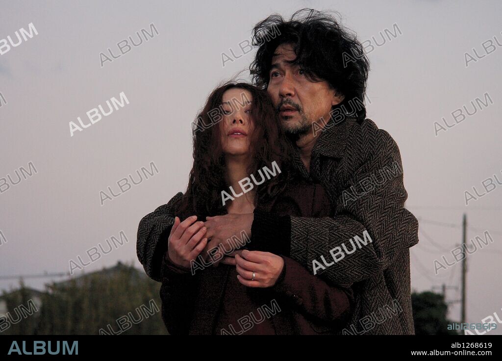 KOJI YAKUSHO and KYOKO KOIZUMI in TOKYO SONATA, 2008, directed by KIYOSHI KUROSAWA. Copyright REGENT RELEASING.