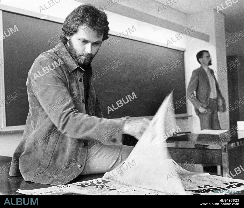 STOCKHOLM 1979-08-20. Före detta internen Clark Olofsson börjar idag som en fri man sina studier på journalisthögskolan i Stockholm. Clark och rektor Lars Furhoff höll en en presskonferens där man vädjade om arbetsro och inga tidningsskriverier om Clarks studirer i fortsättningen.. Foto: Jan Delden / EXP / TT / Kod: 10. **AFTONBLADET OUT**.