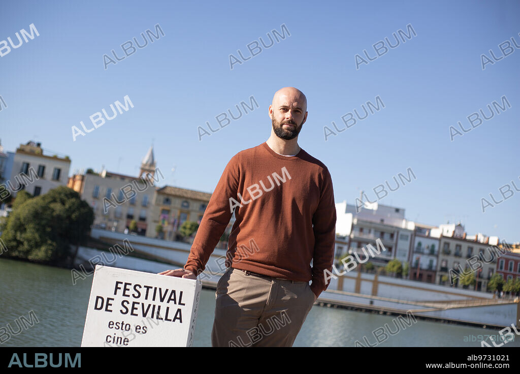 Sevilla, 13/11/2021. Fotos a Curro Sánchez Varela, director de la película documental 'Curro Romero, maestro del tiempo', en el Paseo Marqués de Contadero. Foto: Vanessa Gómez. ARCHSEV.