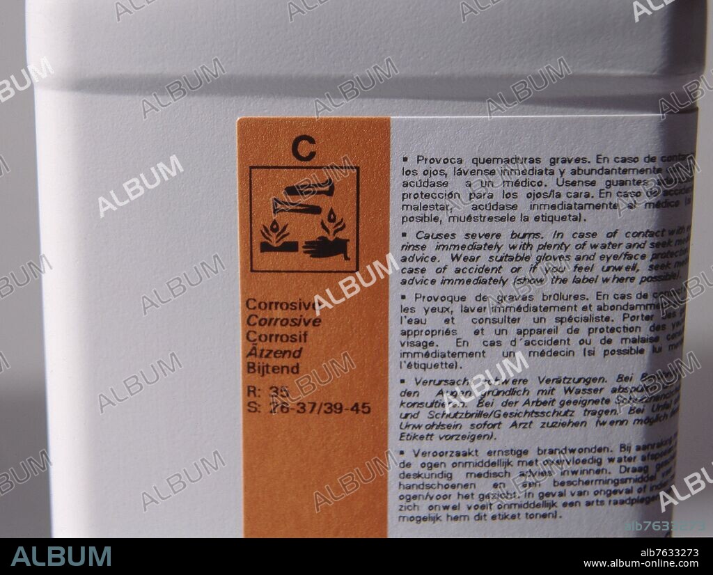 BOTELLA DE ACIDO CON EL PICTOGRAMA DE CORROSIVO.