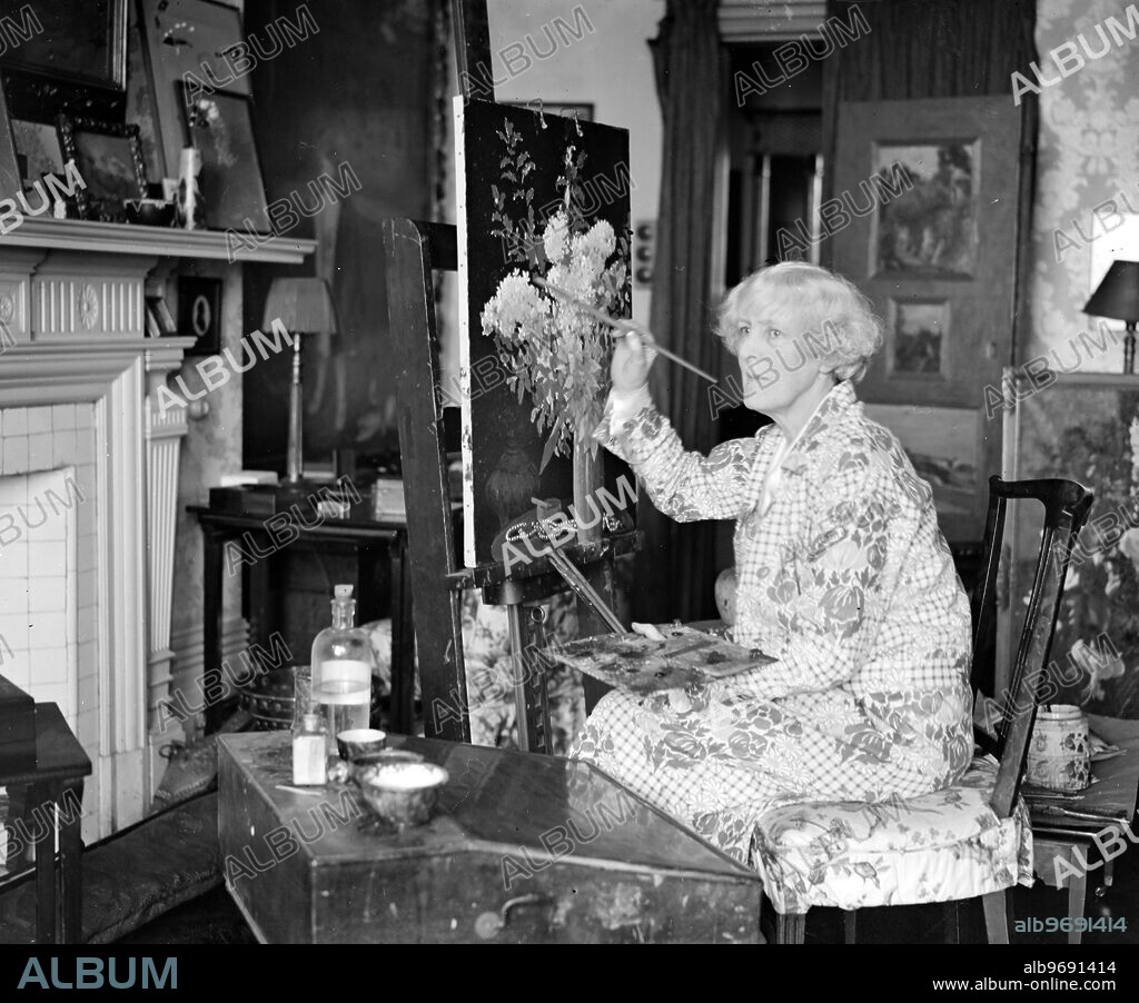 Lady Chalmers , widow of Sir Charles Chalmers, in her studio ( 19 Carlyle Mansions , Cheyne Walk ) . 14 February 1928.