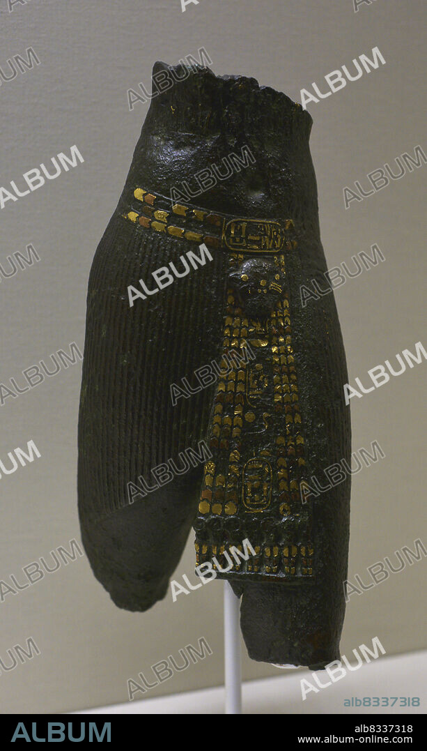 Egipto. Torso del faraón Padibastet. Tercer Período Intermedio. XXIII dinastía. 818-793 a.C. Bronce con incrustaciones de oro y cobre. Museo Calouste Gulbenkian. Lisboa, Portugal.