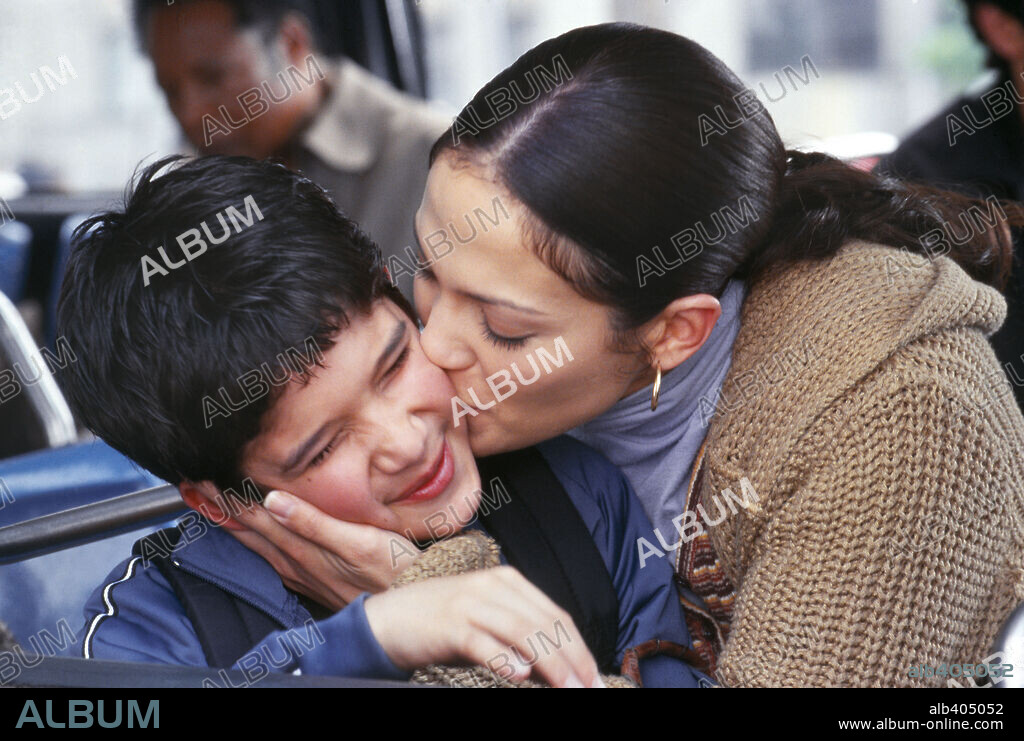 JENNIFER LOPEZ and TYLER POSEY in MAID IN MANHATTAN, 2002, directed by WAYNE WANG. Copyright COLUMBIA PICTURES.