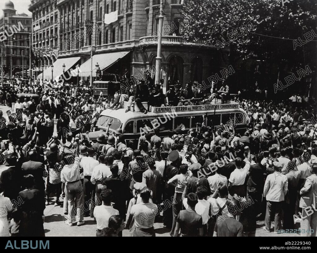 Catalunya. Guerra civil española (1936-1939). Barcelona. Desfile de las milicias populares que partían hacia el frente de Zaragoza a su paso por el paseo de Gracia, el 19 de julio de 1936.