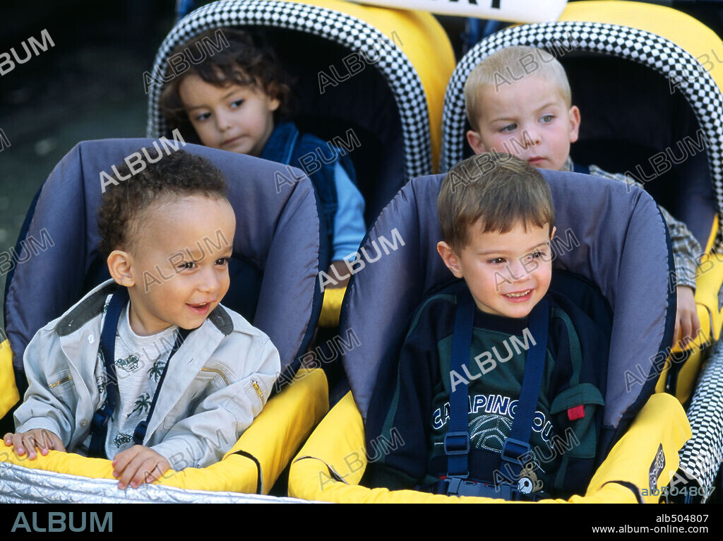 JARED SCHEIDEMAN, JORDAN SCHEIDEMAN, JOSHUA LOCHART, KEANA BASTIDAS, MAIA BASTIDAS, MAX ILES, MAXWELL LOCHART and MICHAEL ILES in SUPERBABIES: BABY GENIUSES 2, 2004, directed by BOB CLARK. Copyright TRIUMPH FILMS / SCHROTER, EIKE.