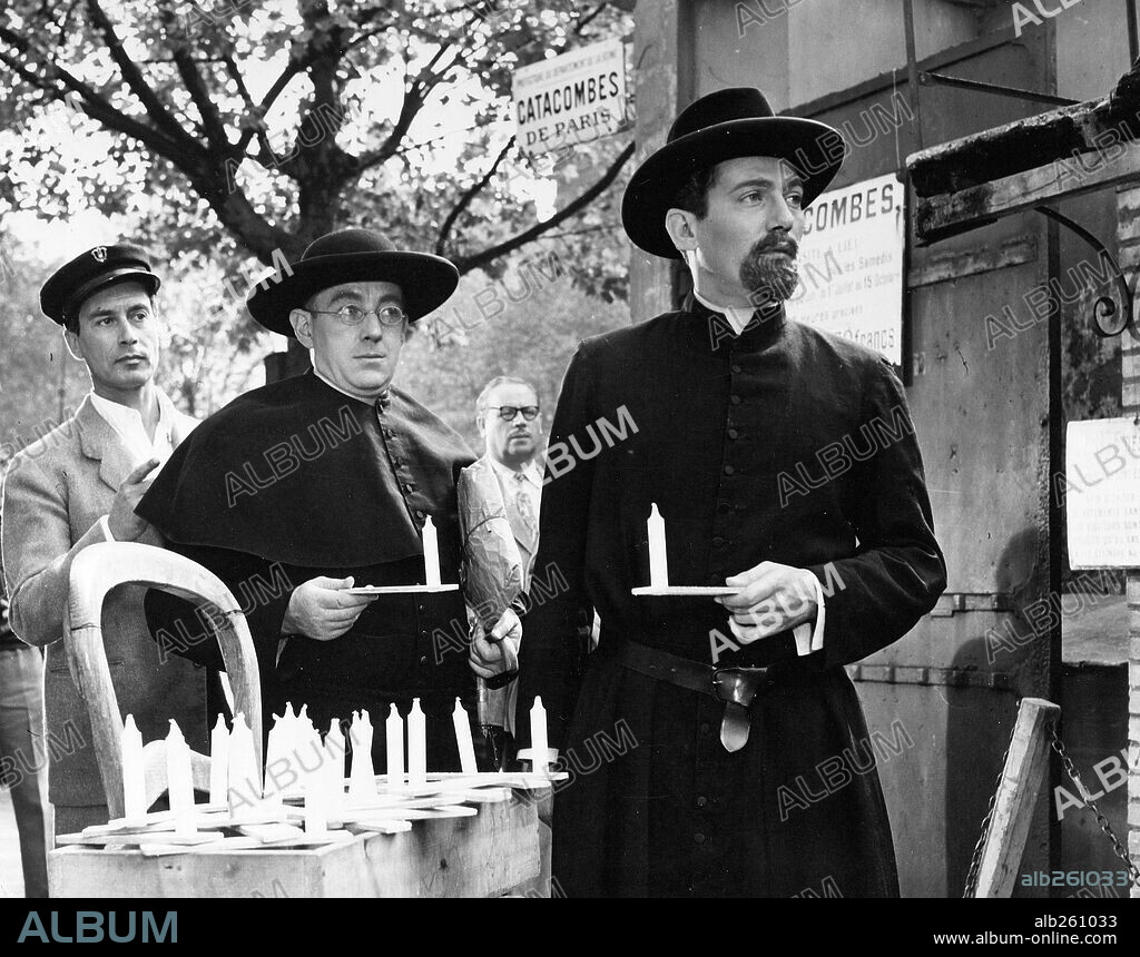 ALEC GUINNESS and PETER FINCH in THE DETECTIVE, 1954 (FATHER BROWN), directed by ROBERT HAMER. Copyright COLUMBIA PICTURES.