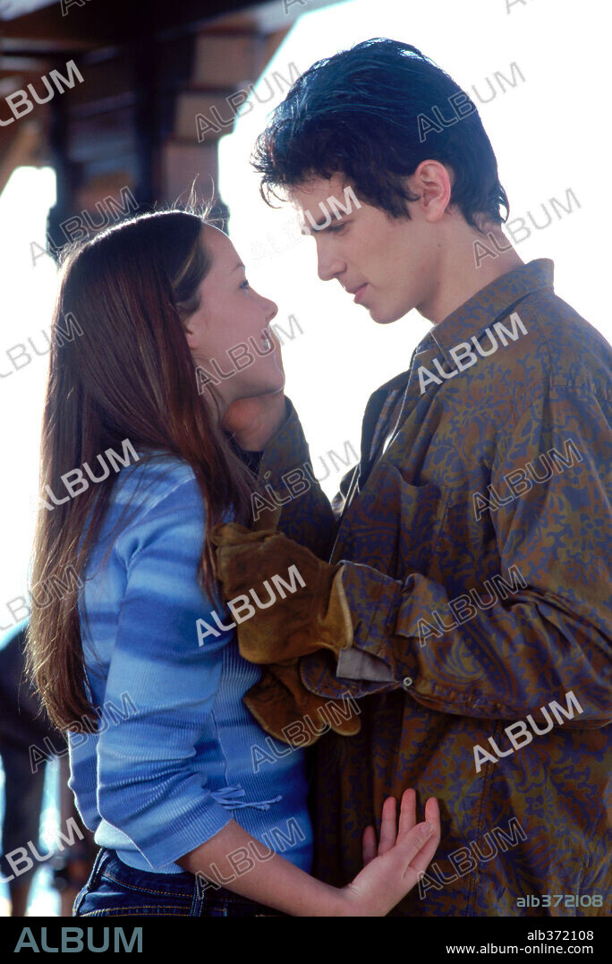 HAYDEN CHRISTENSEN and JENA MALONE in LIFE AS A HOUSE, 2001, directed by IRWIN WINKLER. Copyright WRINKLER FILMS / WALLACE, MERIE W.