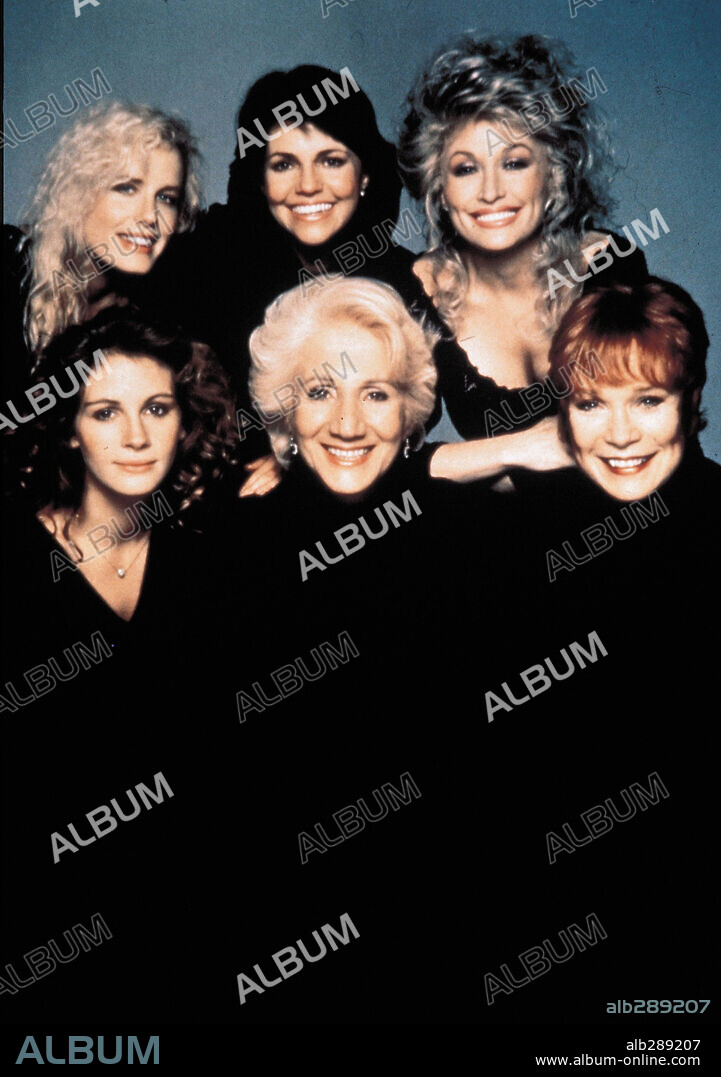 DARYL HANNAH, DOLLY PARTON, JULIA ROBERTS, OLYMPIA DUKAKIS, SALLY FIELD y SHIRLEY MACLAINE en MAGNOLIAS DE ACERO, 1989 (STEEL MAGNOLIAS), dirigida por HERBERT ROSS. Copyright TRI STAR PICTURES.