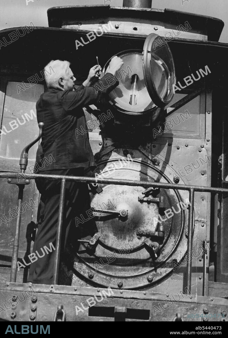 Stream engine No1 built in since 1879 cost used on Kagorah Derio Louce run it is going to be handle over to the Technological Museum. October 30, 1939.