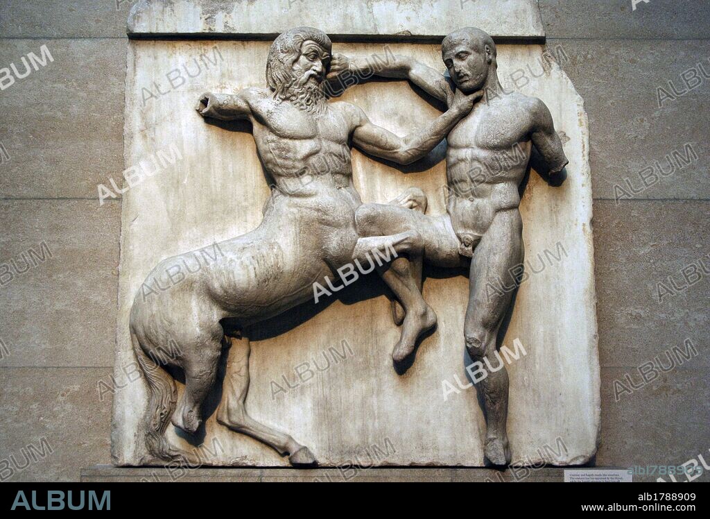 ARTE GRIEGO. GRECIA. PARTENON (447-438 a. C). Templo dórico de mármol pentélico, construido bajo la dirección de los arquitectos ICTINO y CALICRATES, y ornado con esculturas de Fidias. CENTAURO Y LAPITA LUCHANDO. EL CENTAURO AGARRA A SU OPONENTE POR EL CUELLO MIENTRAS EL LAPITA INTENTA APARTARLO CON UN PUÑO Y UNA RODILLA. Metopa Sur XXXI. Museo Británico. Londres. Inglaterra. Reino Unido.