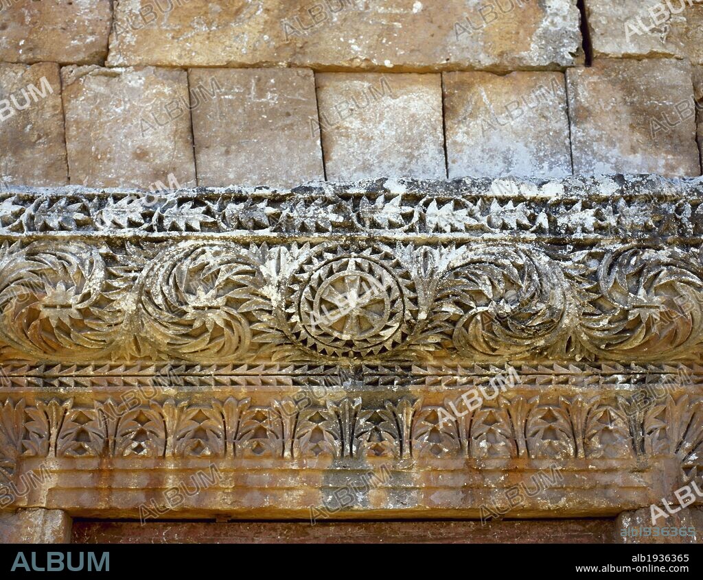ARTE BIZANTINO. SIGLO V. SIRIA. RELIEVES con motivos vegetales y cruces, que decoran el muro de uno de los MAUSOLEOS-PIRAMIDES de la Ciudad Muerta de BARA (AL-KAFR) .