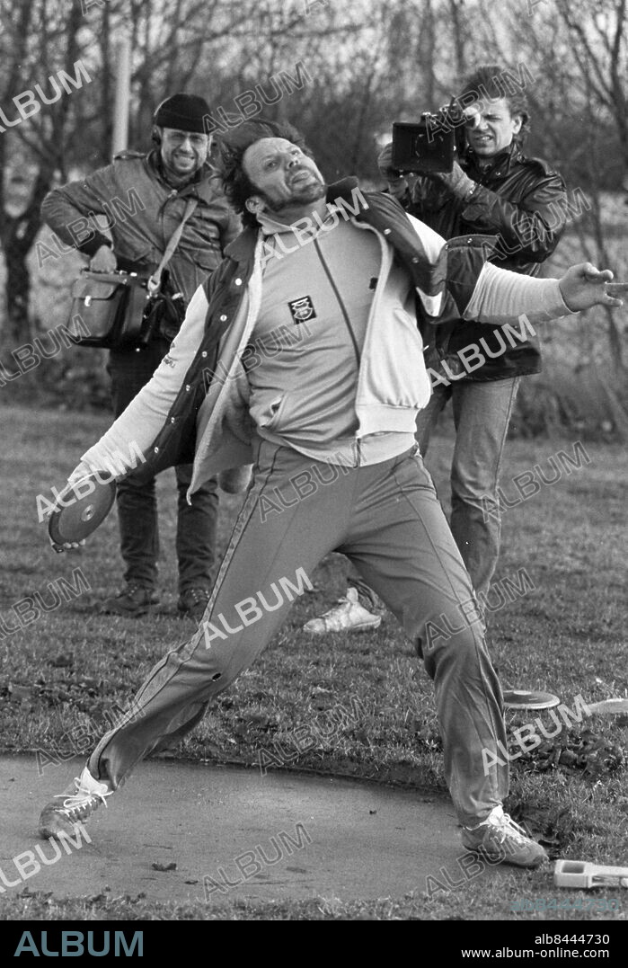 Stockholm 1984-01-01. Diskuskastaren Ricky Bruch inleder med några träningskast och filmteamet i bakgrunden har följt Ricky i tre månader för att göra en film om honom. Det är Stefan Jarl (tv) med fotograf Pelle Källberg.. Foto: Olle Karud / Expressen / TT / Kod: 30 . ** AFTONBLADET OUT **.