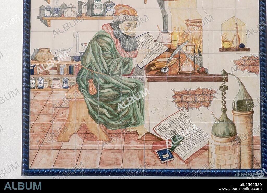 Marbella (Andalusien, Spanien), Farmacia Espejo (Apotheke), Plaza de Los Naranjos 4. /-Ladenschild mit Darstellung eines mittelalterlichen Apothekers im Labor.-/ Ausschnitt. Azulejo-Malerei, 20. Jahrhundert, von R. Arredondo-Rafema. Foto, 1991.