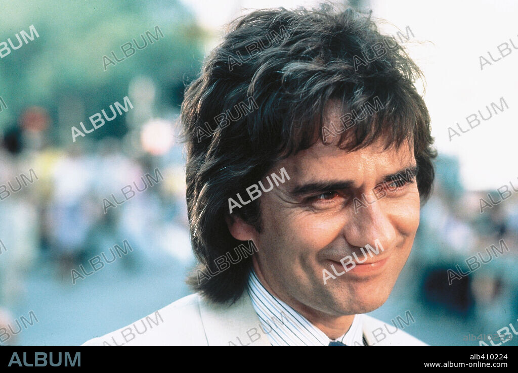 DUDLEY MOORE en ARTHUR, EL SOLTERO DE ORO, 1981 (ARTHUR), dirigida por STEVE GORDON. Copyright ORION PICTURES.