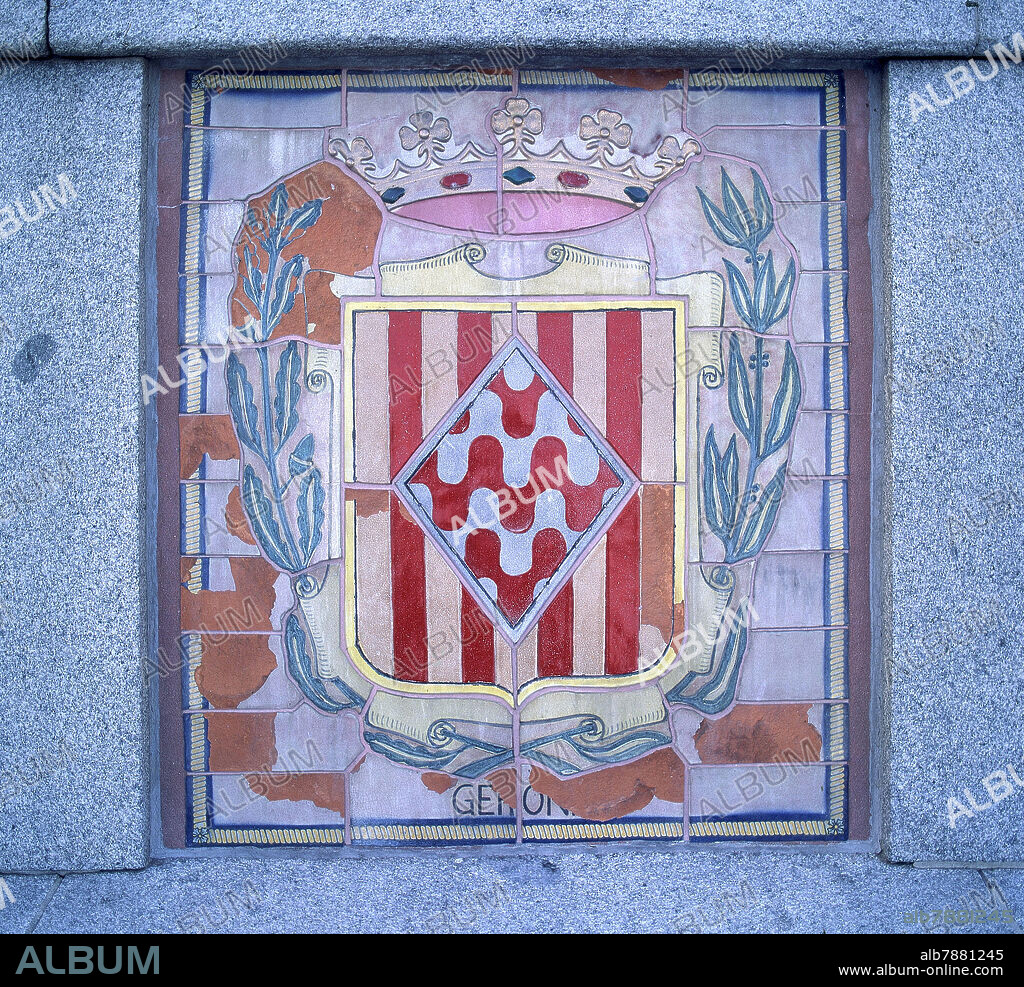 PLAZA DE ESPAÑA-DETALLE DEL ESCUDO DE GERONA EN UNO DE LOS BANCOS-CERAMICA VIDRIADA.