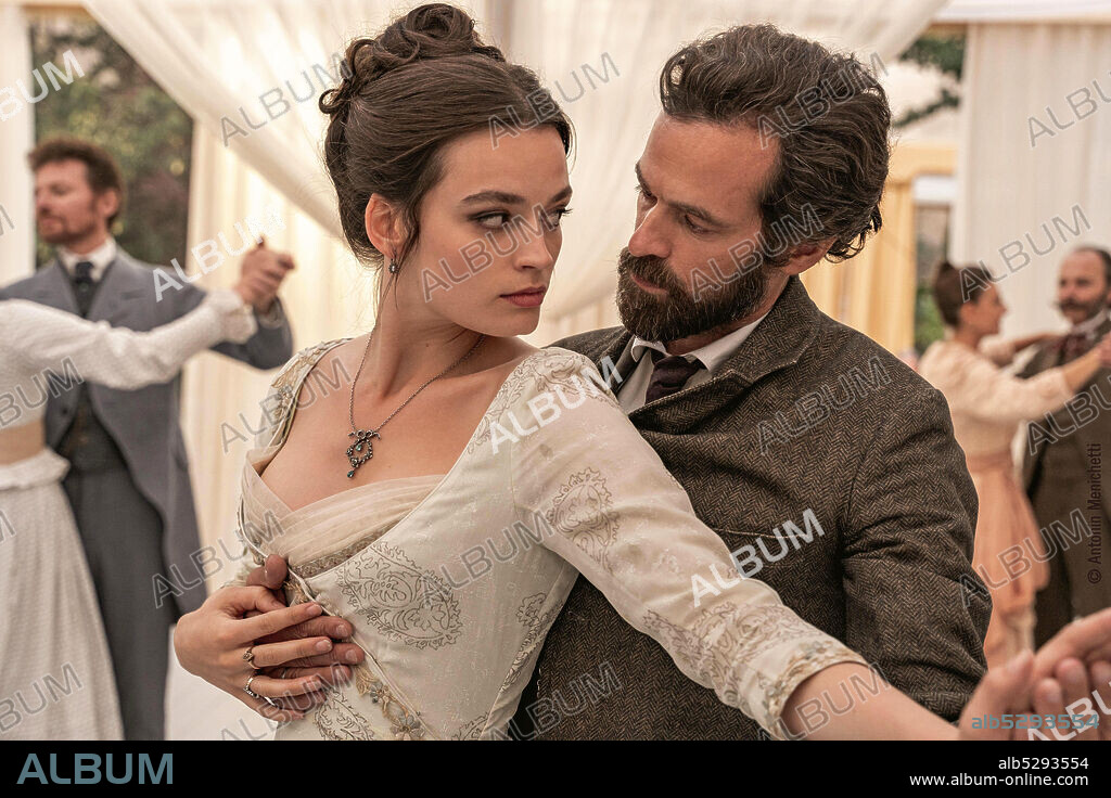EMMA MACKEY and ROMAIN DURIS in EIFFEL, 2021, directed by MARTIN BOURBOULON. Copyright PATHE.