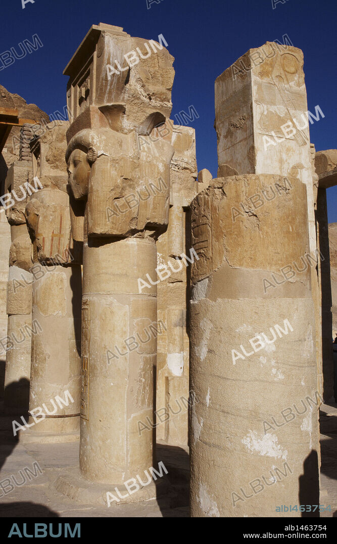 ARTE EGIPCIO. EGIPTO. Detalle de un pilar-columna hatórico perteneciente a la CAPILLA DE HATHOR. TEMPLO DE HATSHEPSUT. TEMPLOS DE DEIR EL-BAHARI. XVIII Dinastia. Imperio Nuevo.