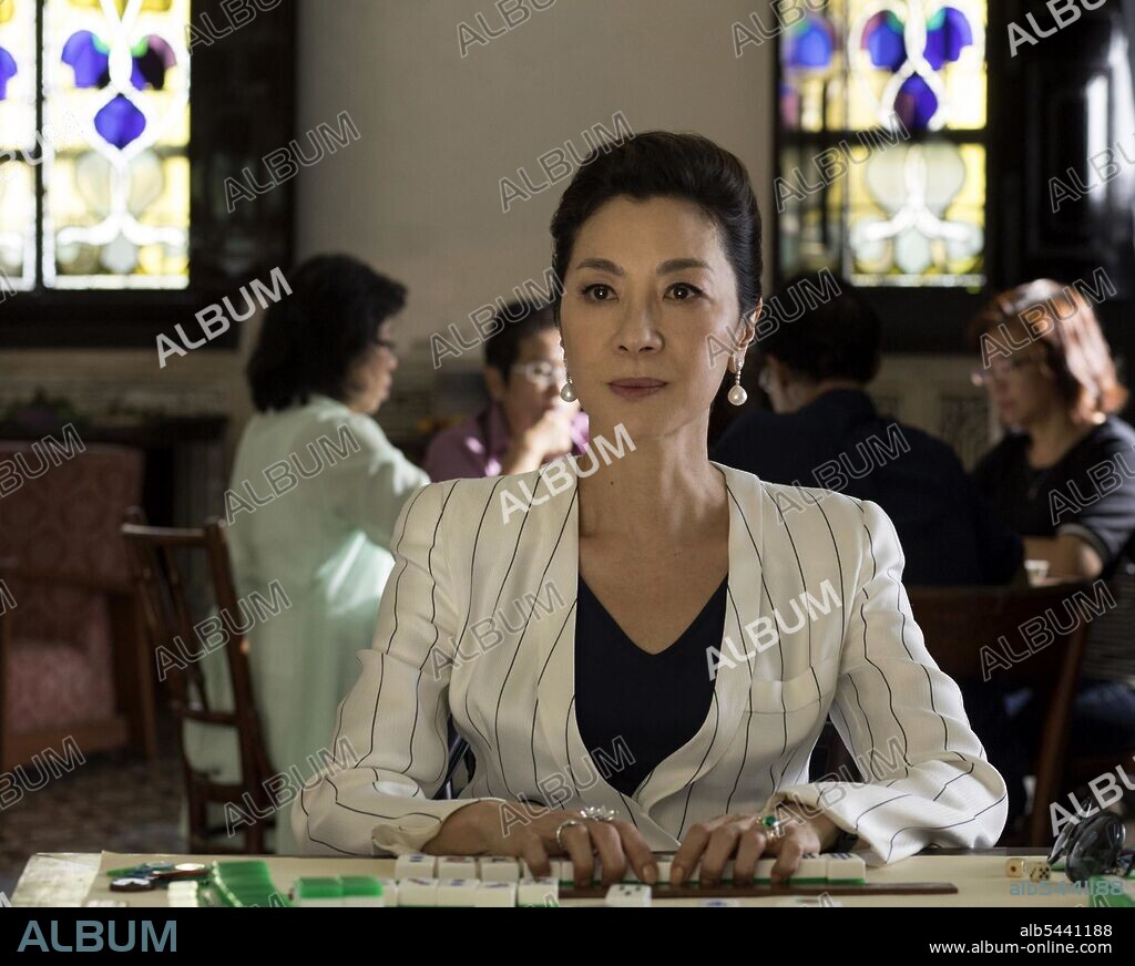 MICHELLE YEOH en CRAZY RICH ASIANS, 2018, dirigida por JON M. CHU. Copyright WARNER BROS.