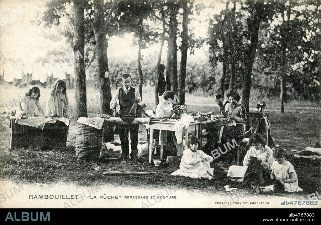 Oeuvre de solidarite et d'education de la Ruche a Rambouillet : repassage et couture. Ecole fondee par l'anarchiste Sebastien FAURE. Photographie anonyme pour une carte postale vers 1908. Credit : Collection IM/KHARBINE-TAPABOR.