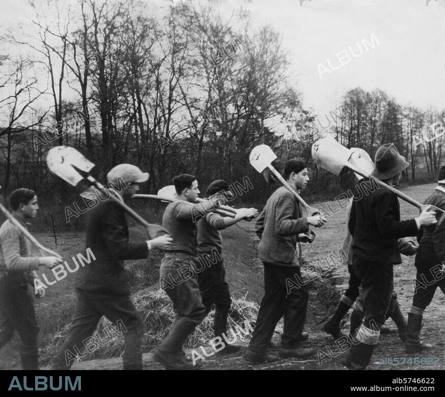 History / Germany / Jews / Photo /. Nazi era (1933-45). Hachshara-Maccabi training farm in Alt-Karbe near Friedeberg, now part of Poland (agricultural training of youth in preparation of emigrating to Palestine, part of the Jugendalija): youth on the way to work in the fields. Photo, Abraham Pisarek, 1935.