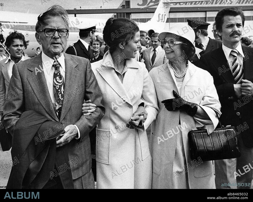 FILES STOCKHOLM 19760617. Silvia Sommerlath meets her parents Walther and Alice and her brother Joerg at Arlanda airport, two days ahead of her wedding to Swedish King Carl XVI Gustaf.. Photo: Ragnhild Haarstad / SVD / SCANPIX / code: 11014.